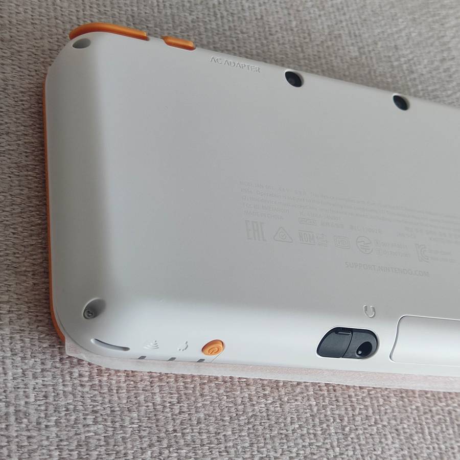 `New` Nintendo 2ds xl Console with original charger +box