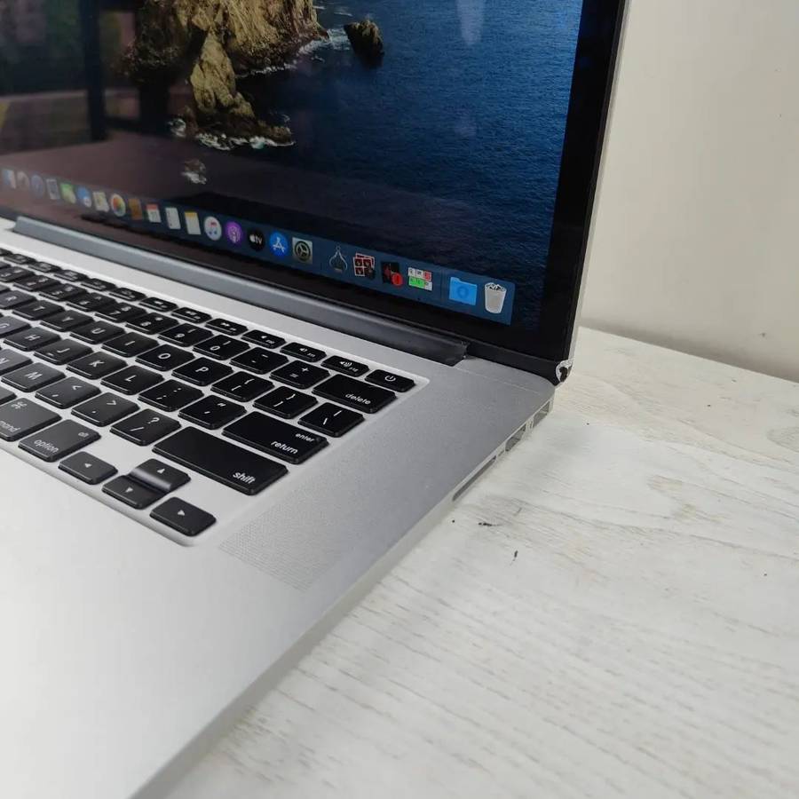 Apple macbook pro 15 inch Retina Display 2015 Model Quad core i7