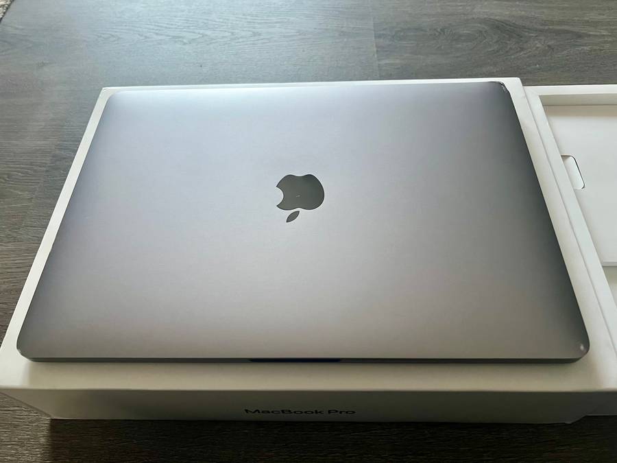 MacBook Pro 13 M1 16GB 256GB Boxed with charger A2338