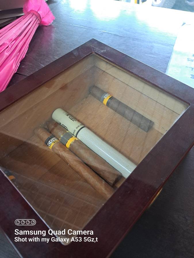 Ciigar humidor. box