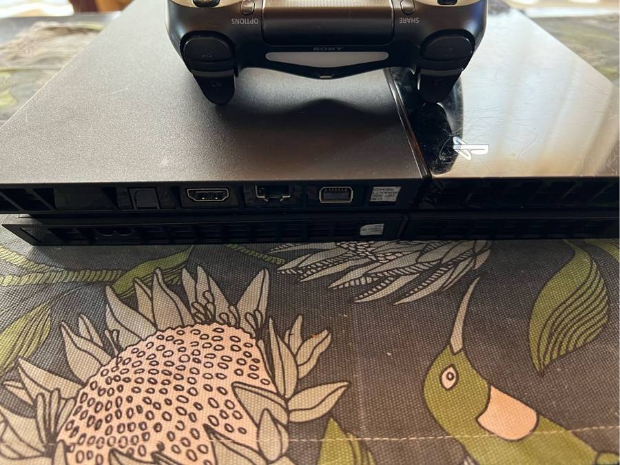 PlayStation 4 + 2 Controllers