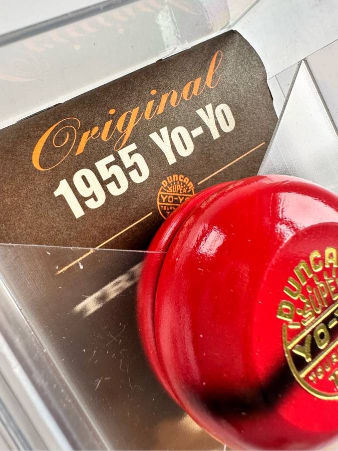 VINTAGE - 1955 YOYO WOODEN DUNCAN YOYO`S IN ORIGINAL PACKAGING WITH TRICK BOOK - UNUSED