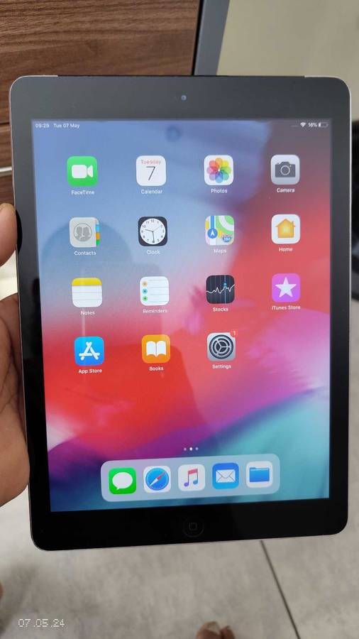 Apple iPad Air 32GB cell + wifi Space grey A1475(Pre owned)