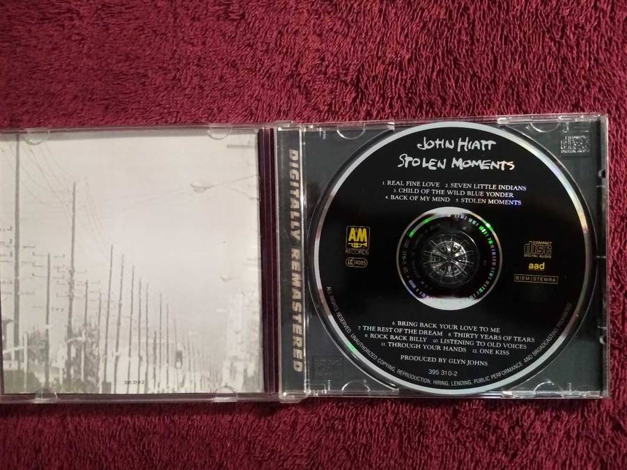 JOHN HIATT - STOLLEN MOMENTS