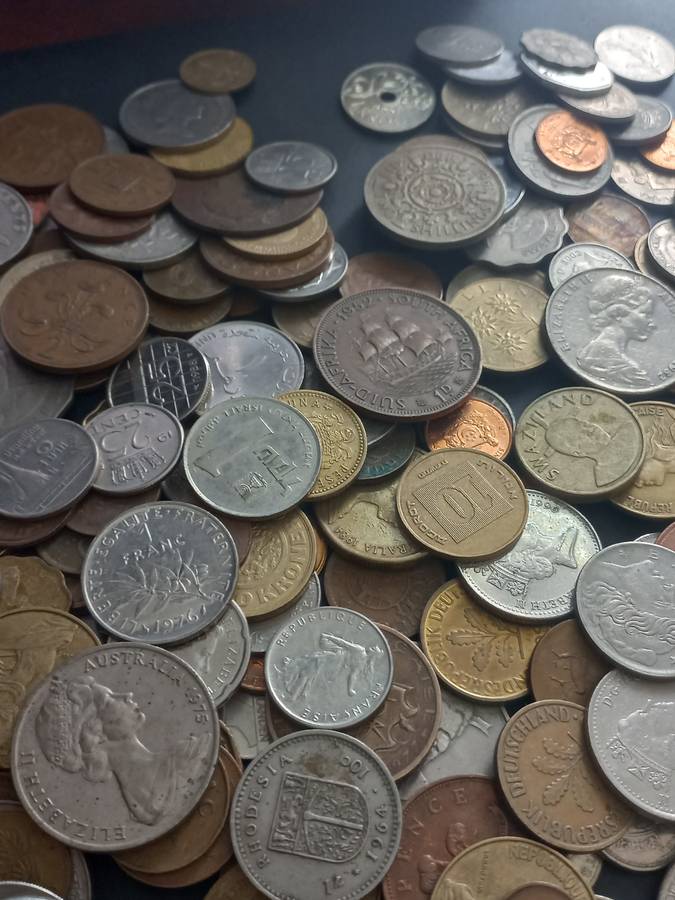 275 Mixed coins in Mari biscuit tin. Large variety