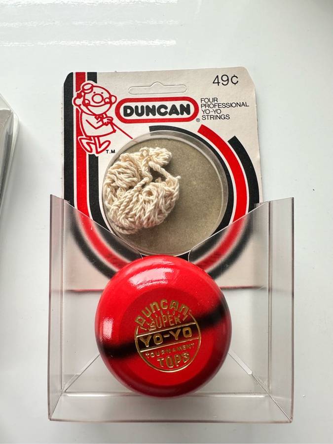 VINTAGE - 1955 YOYO WOODEN DUNCAN YOYO`S IN ORIGINAL PACKAGING WITH TRICK BOOK - UNUSED