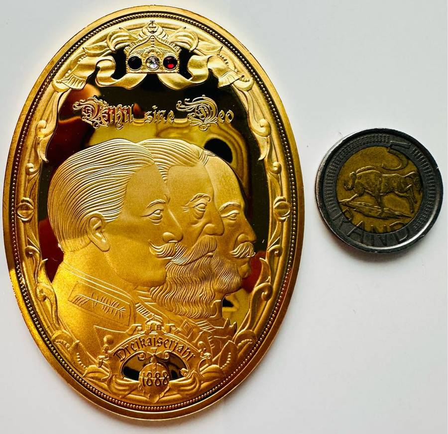 GIANT MEDAL - OVAL - THE 3 EMPORERS OF THE GETMAN REICH - SUPERB ITEM - GOLD PLATED - GEMSTONE DECOR