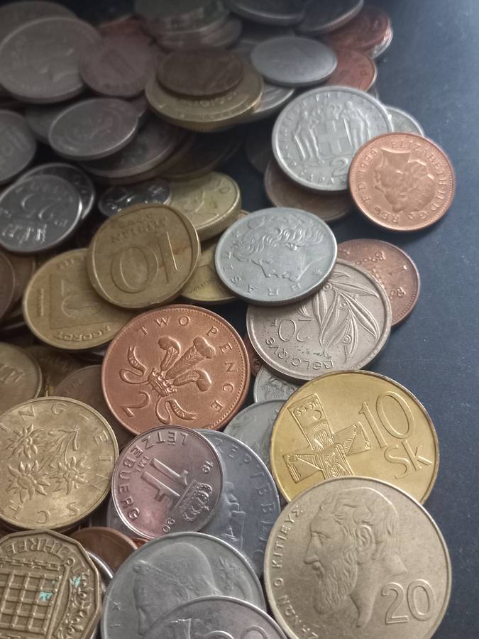 275 Mixed coins in Mari biscuit tin. Large variety