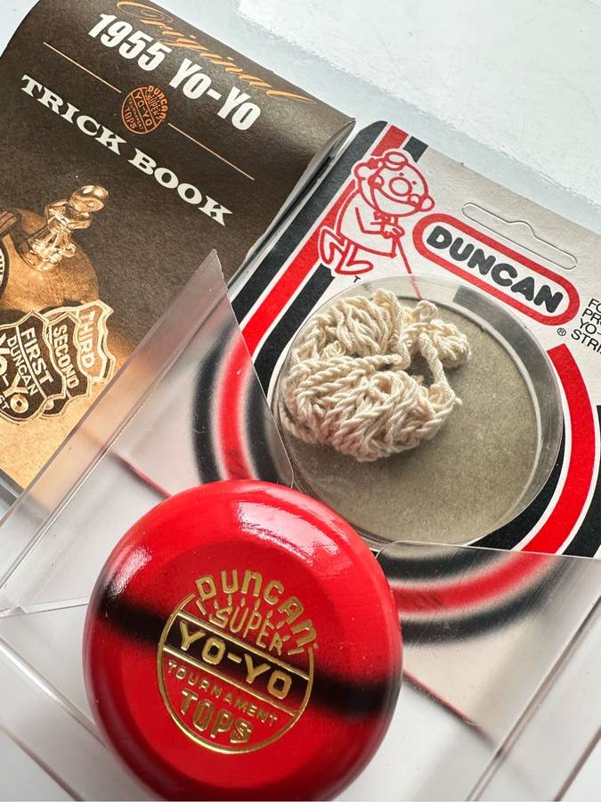 VINTAGE - 1955 YOYO WOODEN DUNCAN YOYO`S IN ORIGINAL PACKAGING WITH TRICK BOOK - UNUSED