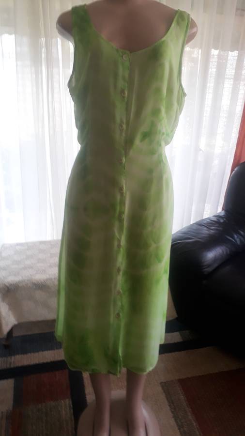 LADIES DRESSES: SPRING GREEN FRONT BUTTON SUMMER DRESS - SIZE 12/36/L - VERY GOOD