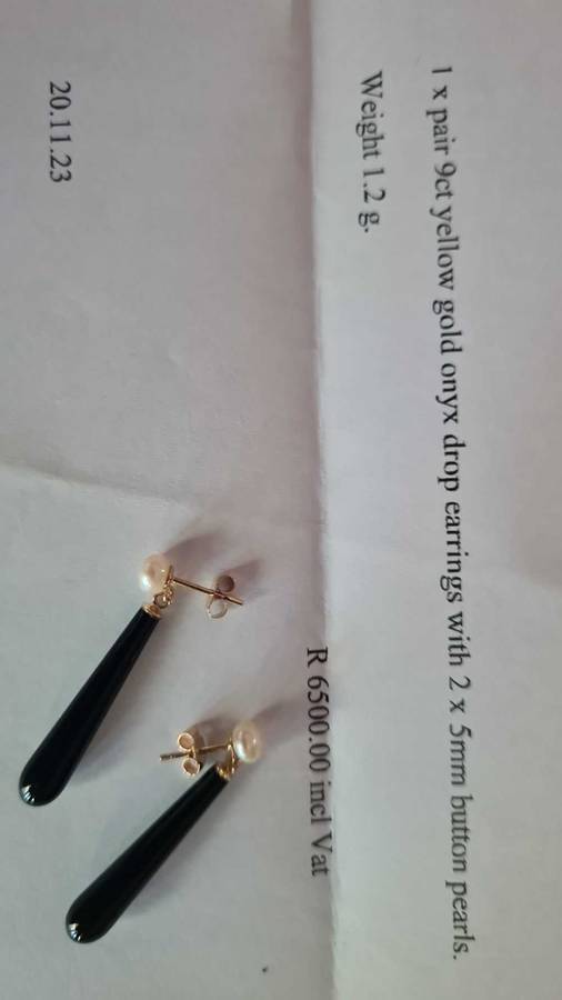 Onyx drop earings with button pearls