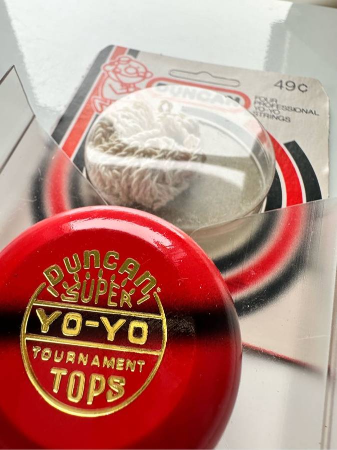 VINTAGE - 1955 YOYO WOODEN DUNCAN YOYO`S IN ORIGINAL PACKAGING WITH TRICK BOOK - UNUSED