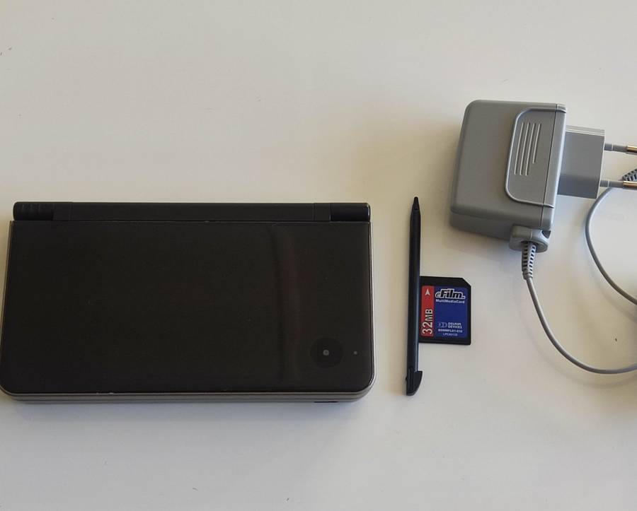 Nintendo Dsi Xl console with original charger