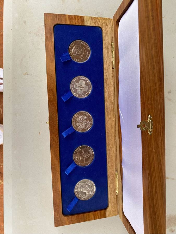 Very rare complete Proof R1 coin set not to be missed