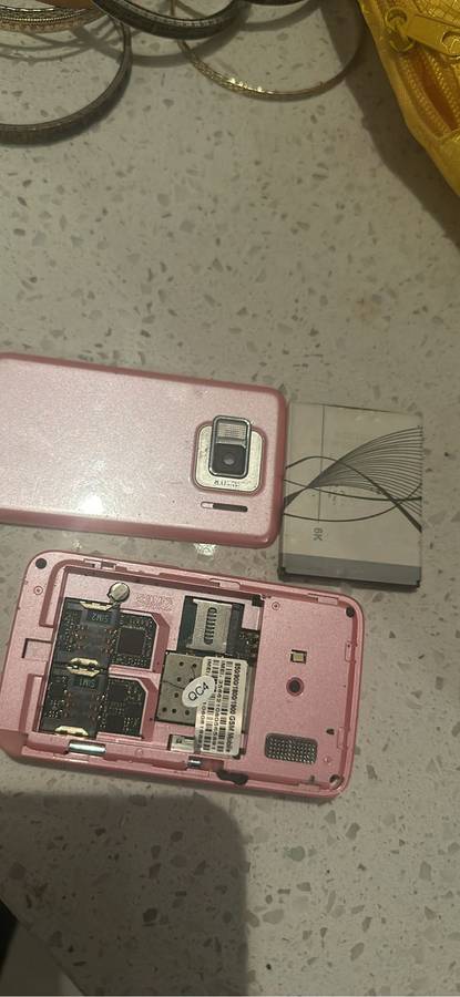 Broken electronics apple & Samsung