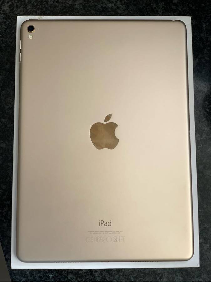 Ipad Pro 32GB 9.7 inch w/ Retina display & Boxed (Excellent Condition)