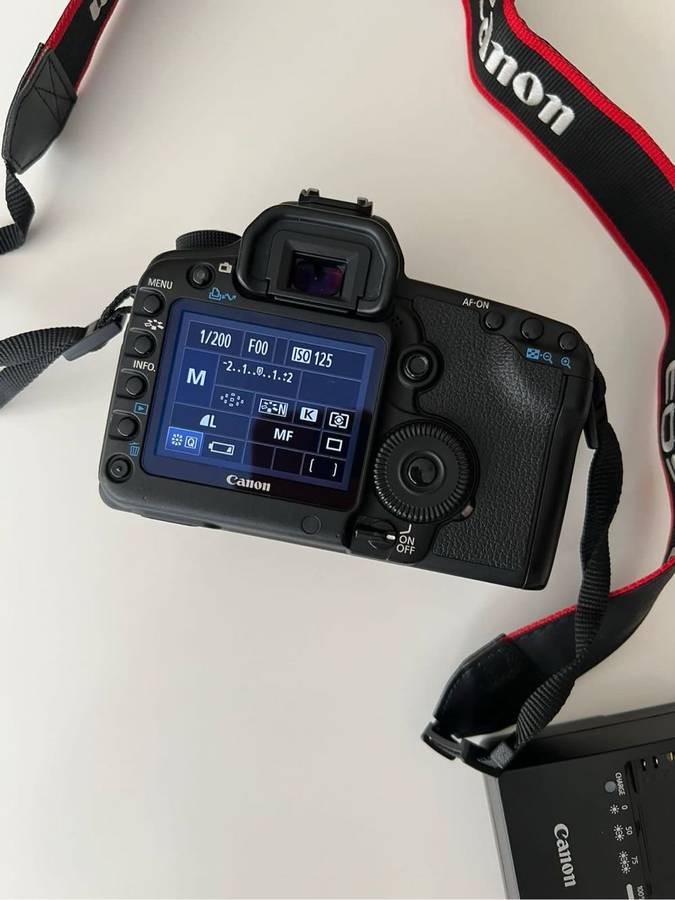 Canon 5D Mark II 21 Mega Pixel Full Frame Camera Body (Immaculate Condition)