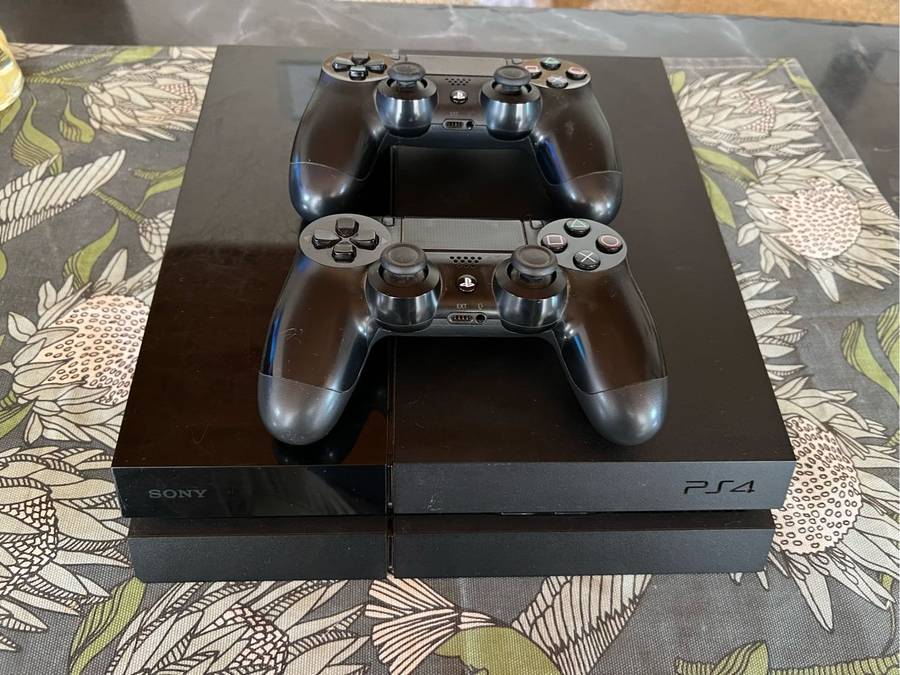 PlayStation 4 + 2 Controllers