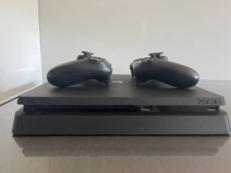 PlayStation 4 incl. 2 controllers