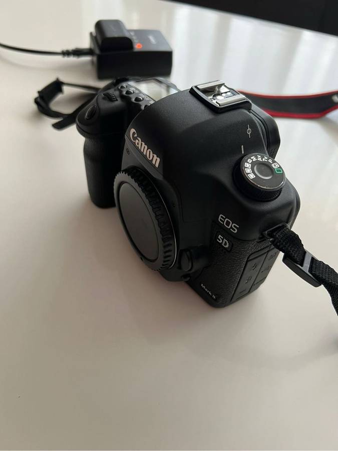 Canon 5D Mark II 21 Mega Pixel Full Frame Camera Body (Immaculate Condition)