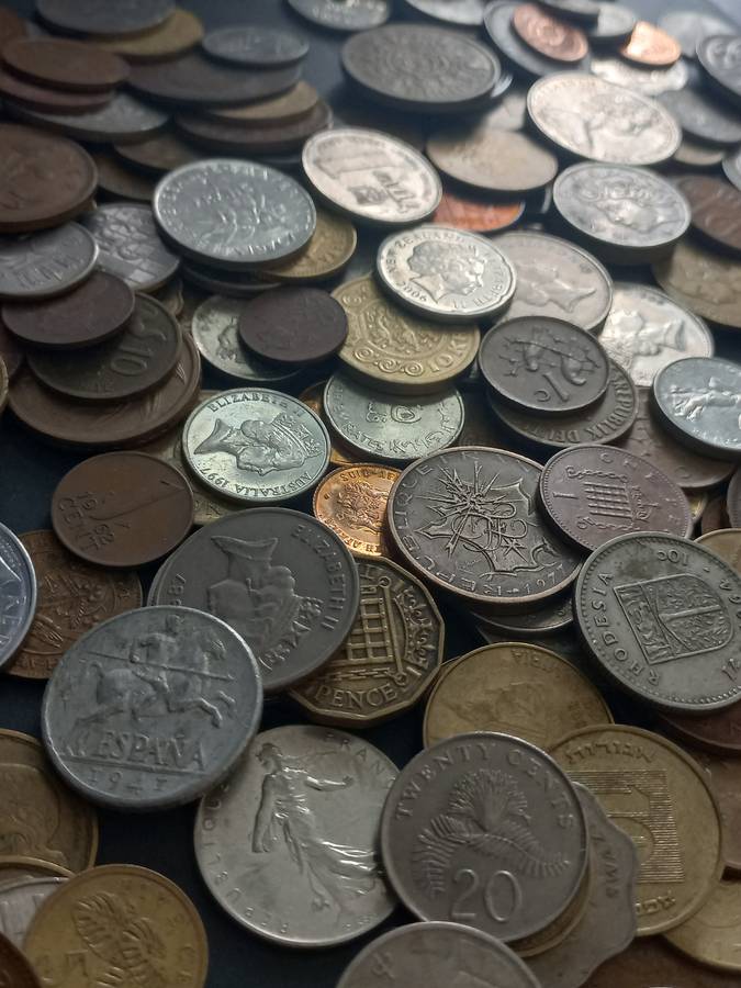 275 Mixed coins in Mari biscuit tin. Large variety