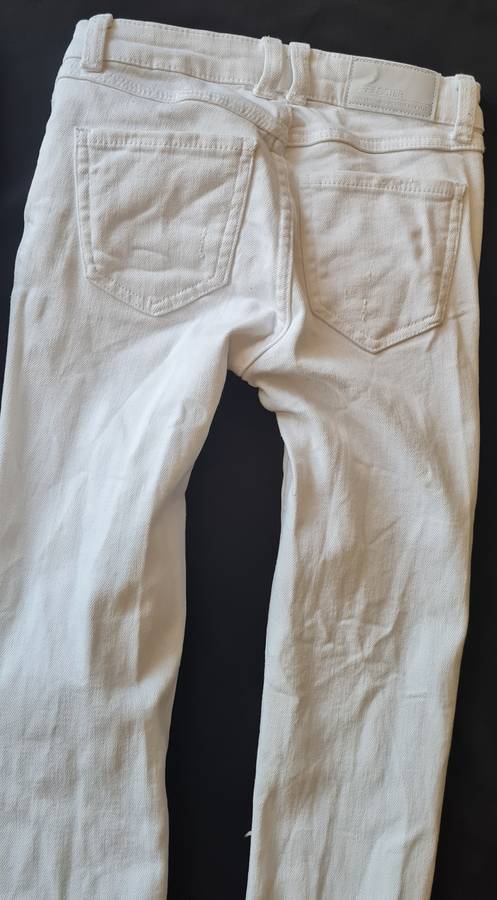 Guess sleeveless top & white jeans