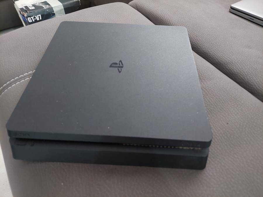 Playstation 4 console + Extras