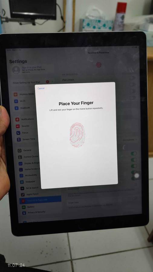 iPad PRO 12.9"(2015) SPACE GRAY 32GB WIFI ONLY( HOME BUTTON NOT CLICKING) {PRE OWNED}