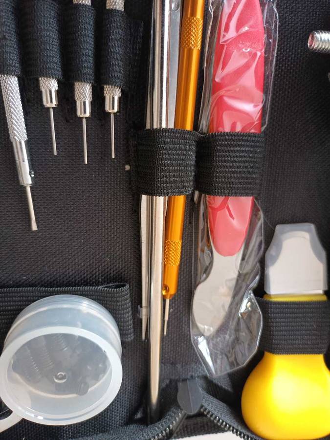 147 PIECE WATCHMAKER REPAIR TOOL KIT IN POUCH. NEW.