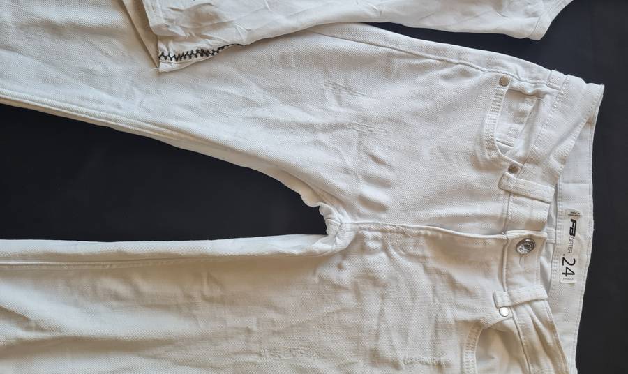 Guess sleeveless top & white jeans