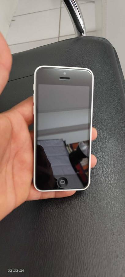 iPhone 5c 16GB White  A1529 (pre owned)