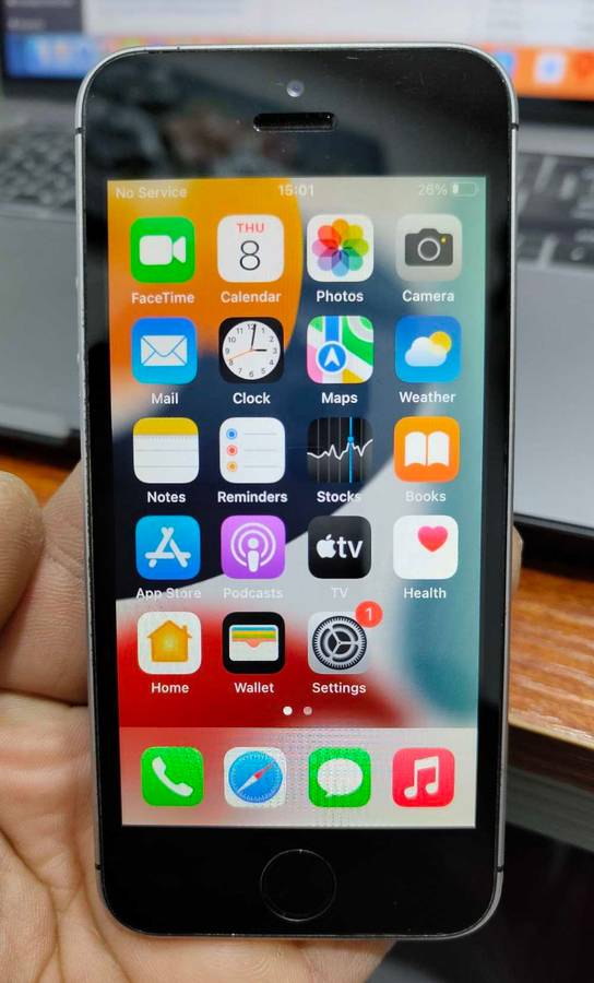 Apple iPhone SE 1st gen 64GB space grey (pre opwned)