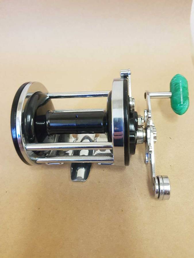 Penn 200 Surfmaster . Backelite spool.