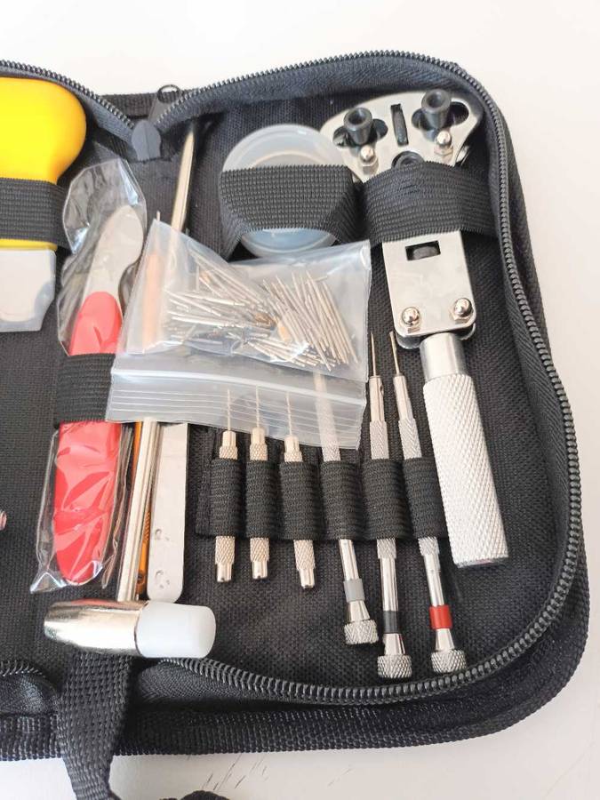 147 PIECE WATCHMAKER REPAIR TOOL KIT IN POUCH. NEW.