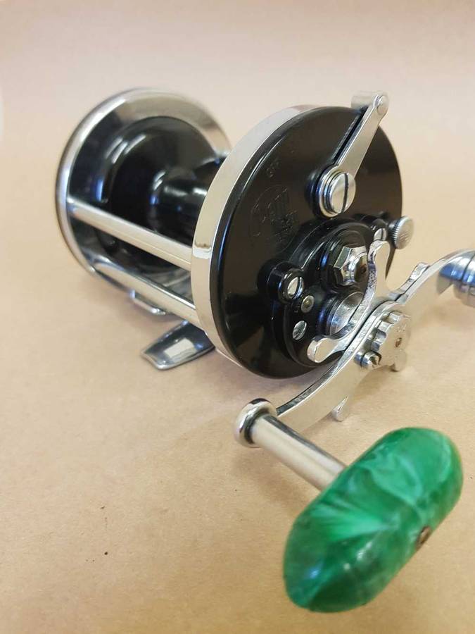 Penn 200 Surfmaster . Backelite spool.