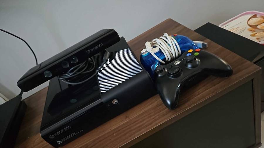 XBOX 360 500GB with Kinect & 14 games
