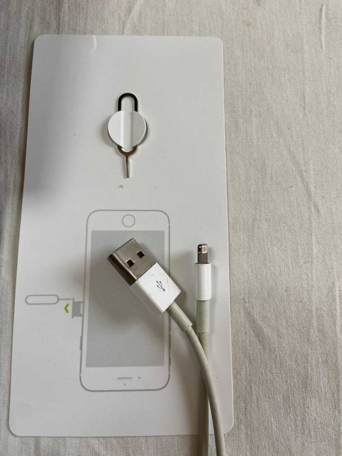2 Apple iphones for sale: 1 × iphone 6 and 1 × iphone 8.