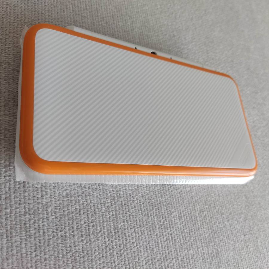 `New` Nintendo 2ds xl Console with original charger +box