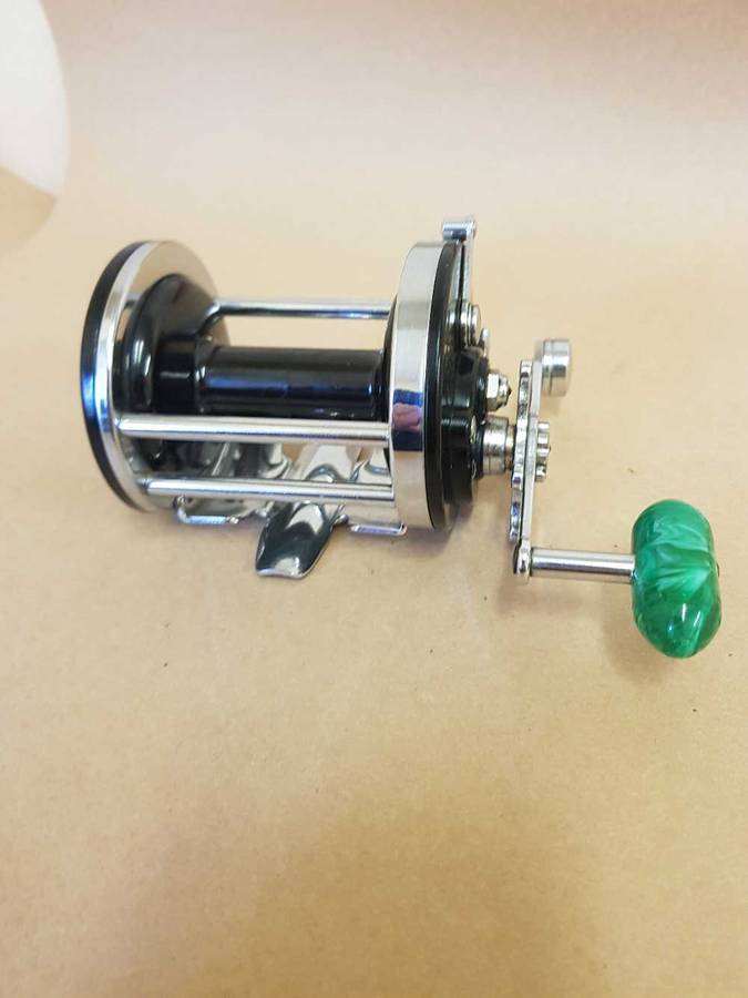 Penn 200 Surfmaster . Backelite spool.