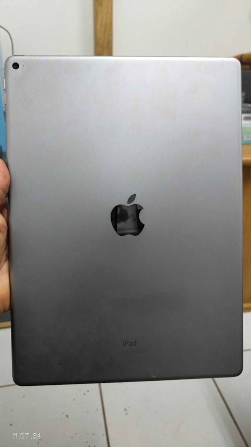 iPad PRO 12.9"(2015) SPACE GRAY 32GB WIFI ONLY( HOME BUTTON NOT CLICKING) {PRE OWNED}