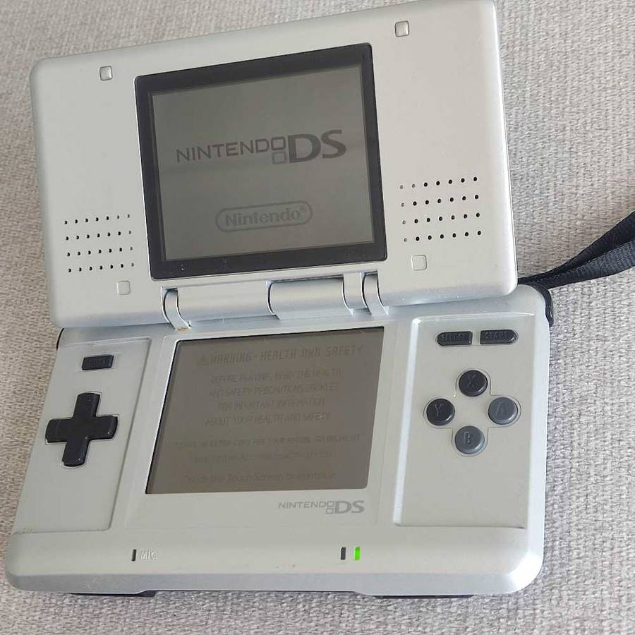 Nintendo ds console +USB charger