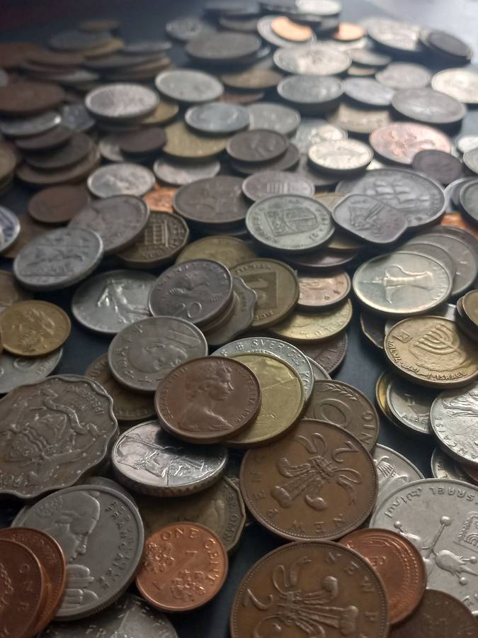 275 Mixed coins in Mari biscuit tin. Large variety