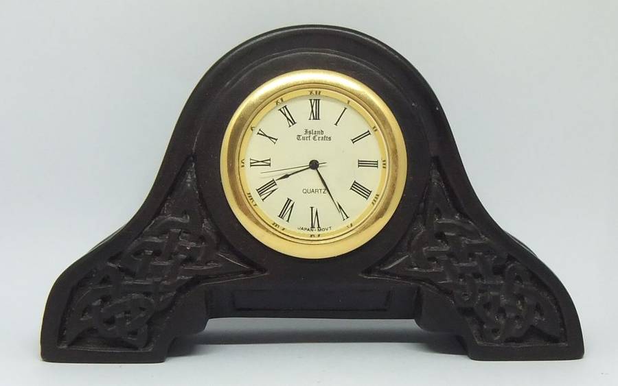 AN AWESOME VINTAGE CELTIC DESIGN DESK CLOCK BY  ISLAND TURF CRAFTS IRELAND - WORKING 100%