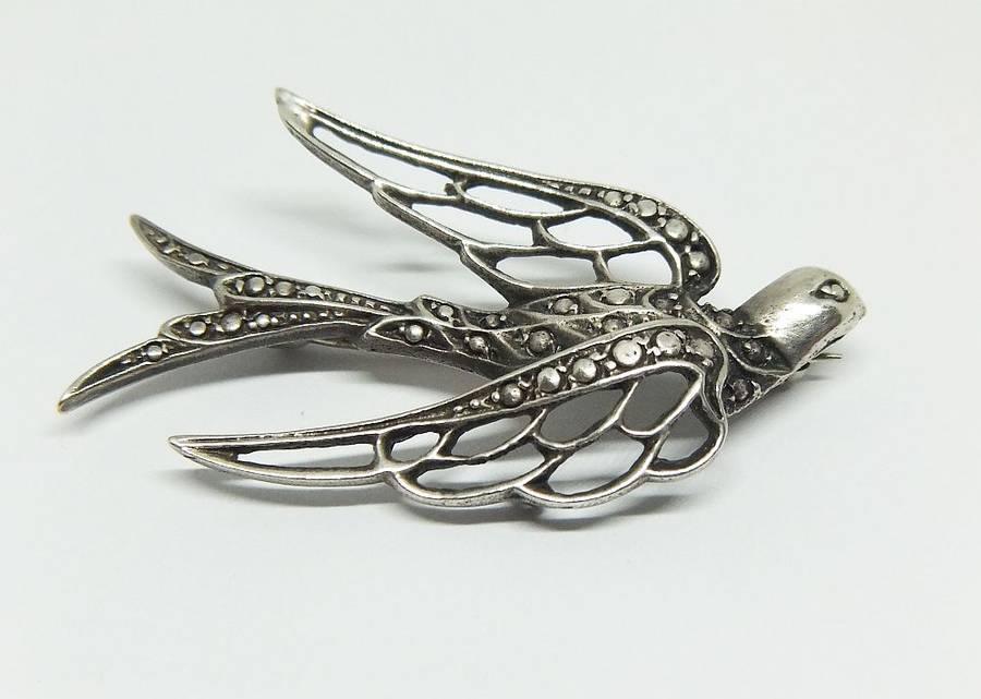 LOOK !! A BEAUTIFULLY DETAILED SOLID STERLING SILVER ART DECO STYLE SWALLOW BROOCH !! WOW !!