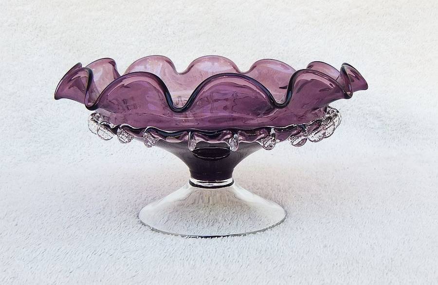 WOW !! A BEAUTIFUL VINTAGE VENETIAN STYLE FOOTED GLASS SWEET OR FRUIT BOWL IN EXCELLENT CONDITION !!