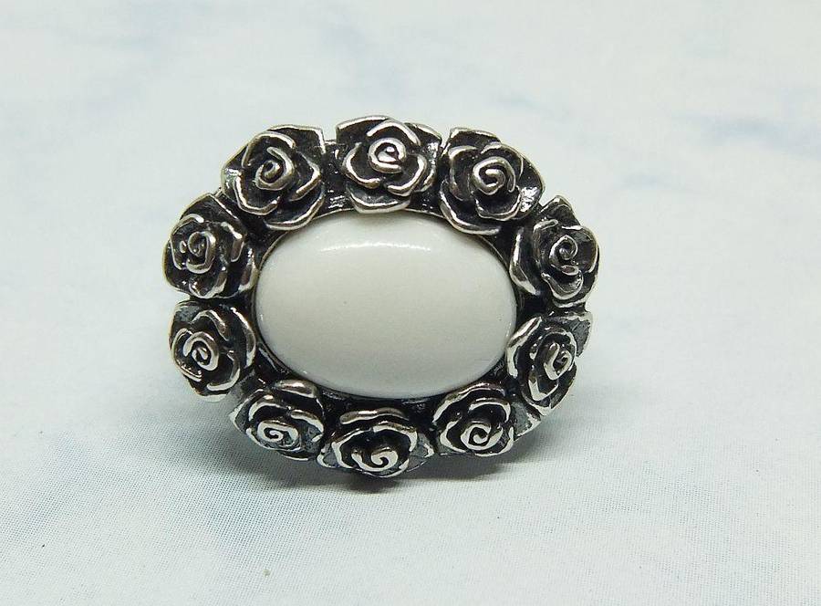 A STUNNING VINTAGE SOLID STERLING SILVER RING WITH WHITE CABOCHON STONE INSET AND ROSE DETAIL