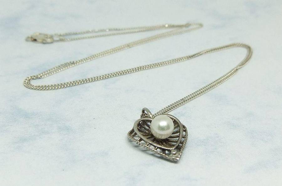 A BRAND NEW STERLING SILVER NECKLACE PLUS A HEART SHAPED VINTAGE PENDANT SET WITH A GENUINE PEARL