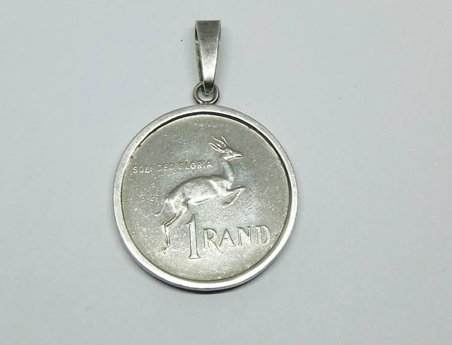 A VERY COOL WELL MADE VINTAGE 1981 ONE RAND COIN PENDANT SET IN A GENUINE STERLING SILVER FRAME