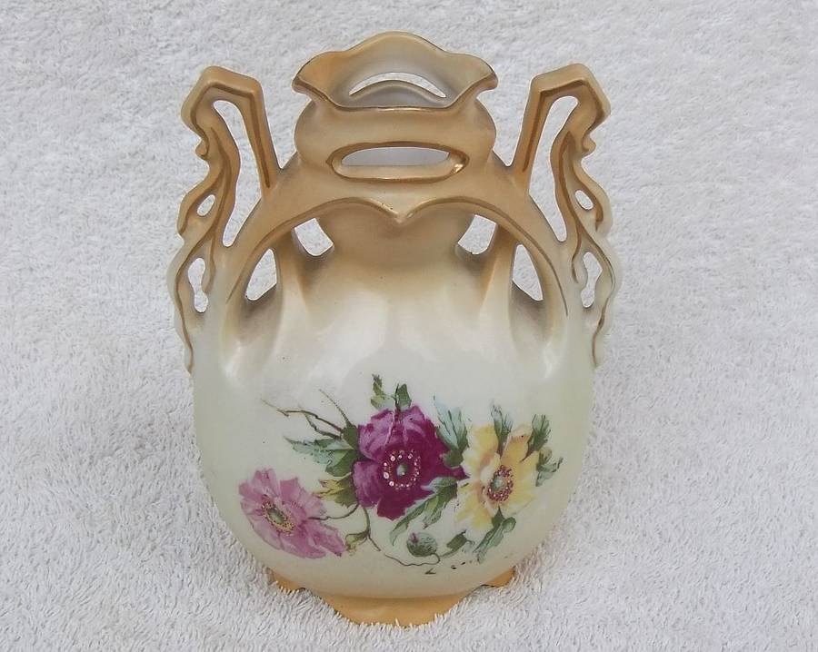 A RARE VICTORIAN ART NOUVEAU PATTERN BLUSHWARE VASE BY VICTORIA AUSTRIA