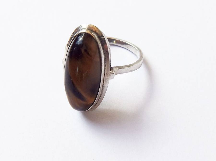 AN ART DECO STYLE VINTAGE STERLING SILVER RING SET WITH A CABOCHON GENUINE TIGERS EYE STONE